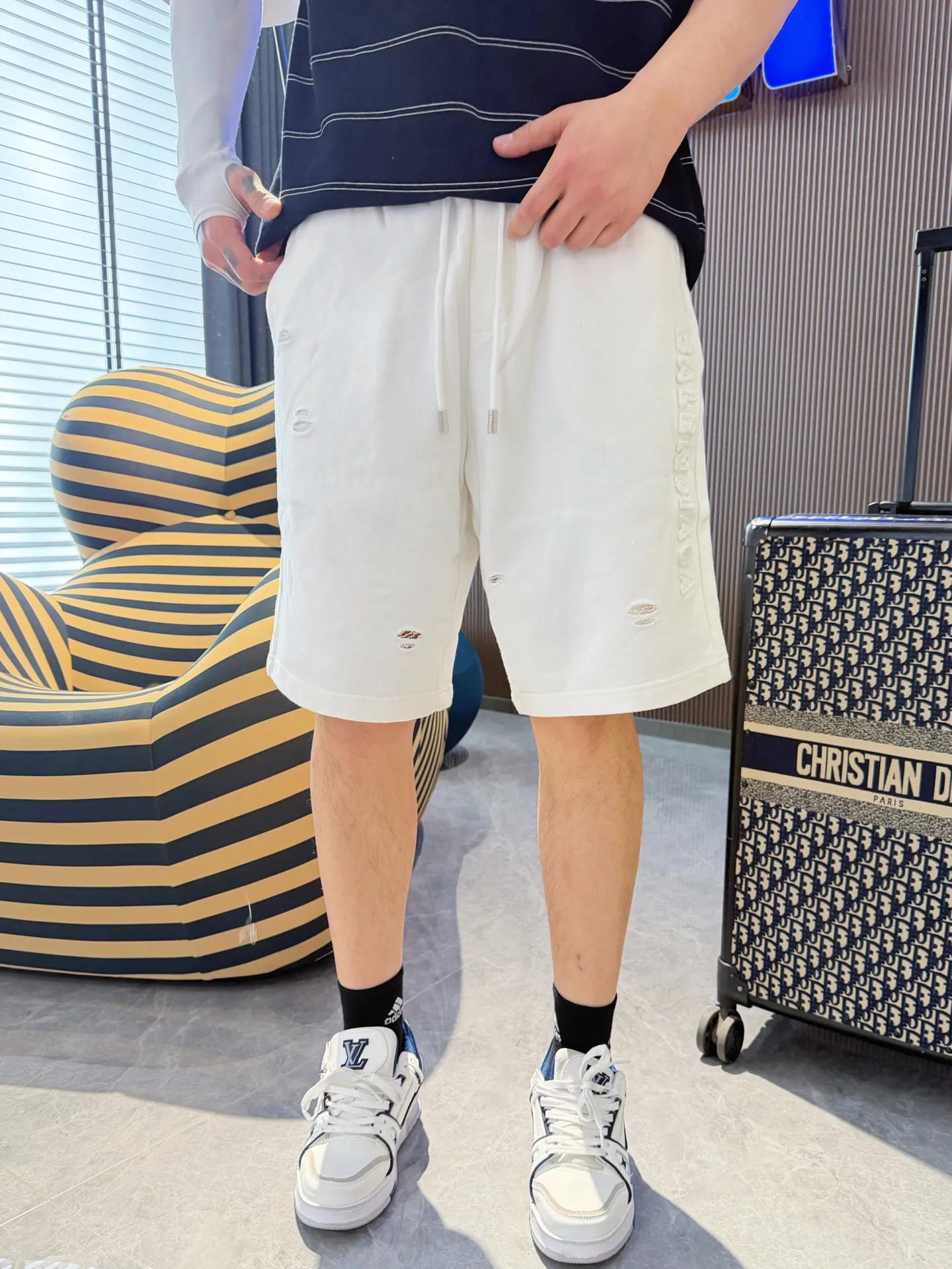 Balenciaga's three-standard complete 2026 summer New Arrival men's casual shorts, advanced custom-made Breathable fabric, Breathable fabric, extremely stretchy and comfortable, impeccable details, top-grade accessories, original logo design concept, delicate and soft feel! The upper body fit is awesome! Size: M-XXXL Please state your height and weight when ordering